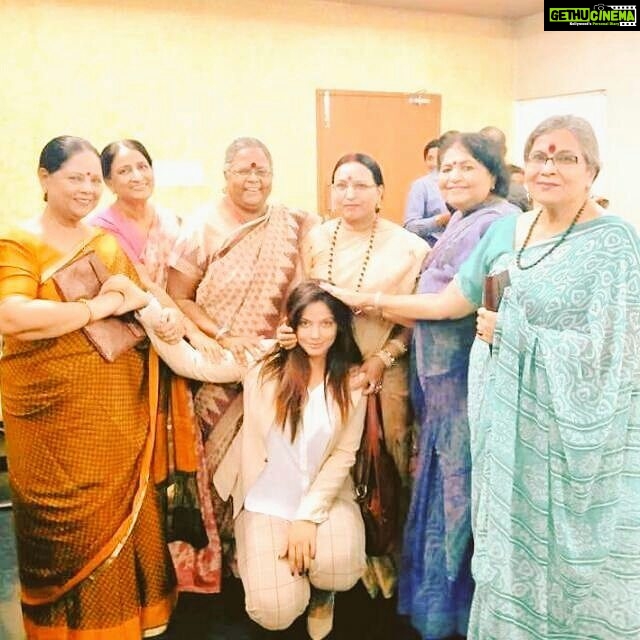 Neetu Chandra Instagram - My Pranam to all the Gurus ! You made me, ME 🙏😊 #Notredameacademy #Patna Have no words to Thank you. #Ashokkumar #Taekwondo #Bihar PROUD 😊😘