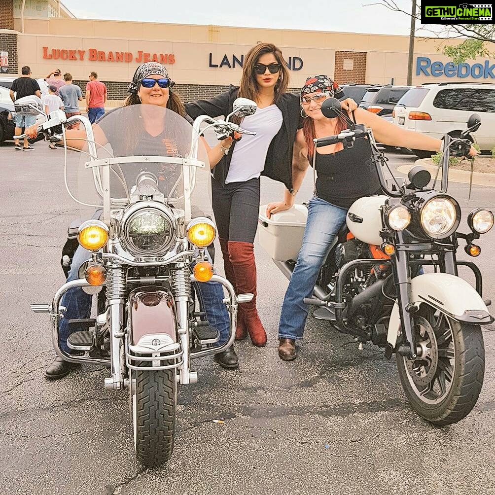 Neetu Chandra Instagram - Ready steady Go 😊😀👍 #harleydavidson You guys are some real fun people #women #Bikers make their own way #Chicagopremiummall #usa 😙
