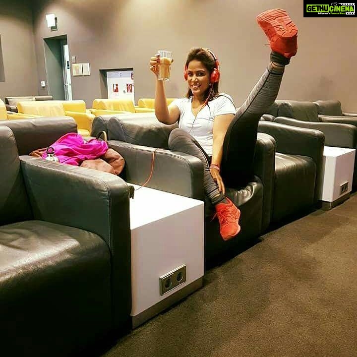 Neetu Chandra Instagram - Desi style chai in a glass... Kick Ass at #First/Businessclass lounge #munich #Germany !! The more rooted we are, more global we would be 😊😂😂😂😘 Off to #Chicago ...
