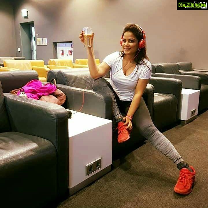 Neetu Chandra Instagram - Desi style chai in a glass... Kick Ass at #First/Businessclass lounge #munich #Germany !! The more rooted we are, more global we would be 😊😂😂😂😘 Off to #Chicago ...
