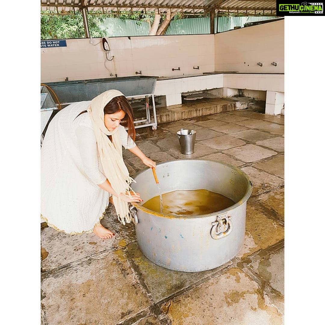 Neetu Chandra Instagram - At a #Gurudwara in #Pune ... Sewa mein hi sukuun 😊🙏 #Sikh Thank you for guiding me through 🙏🙏🙏 #waheguru 🙏😊