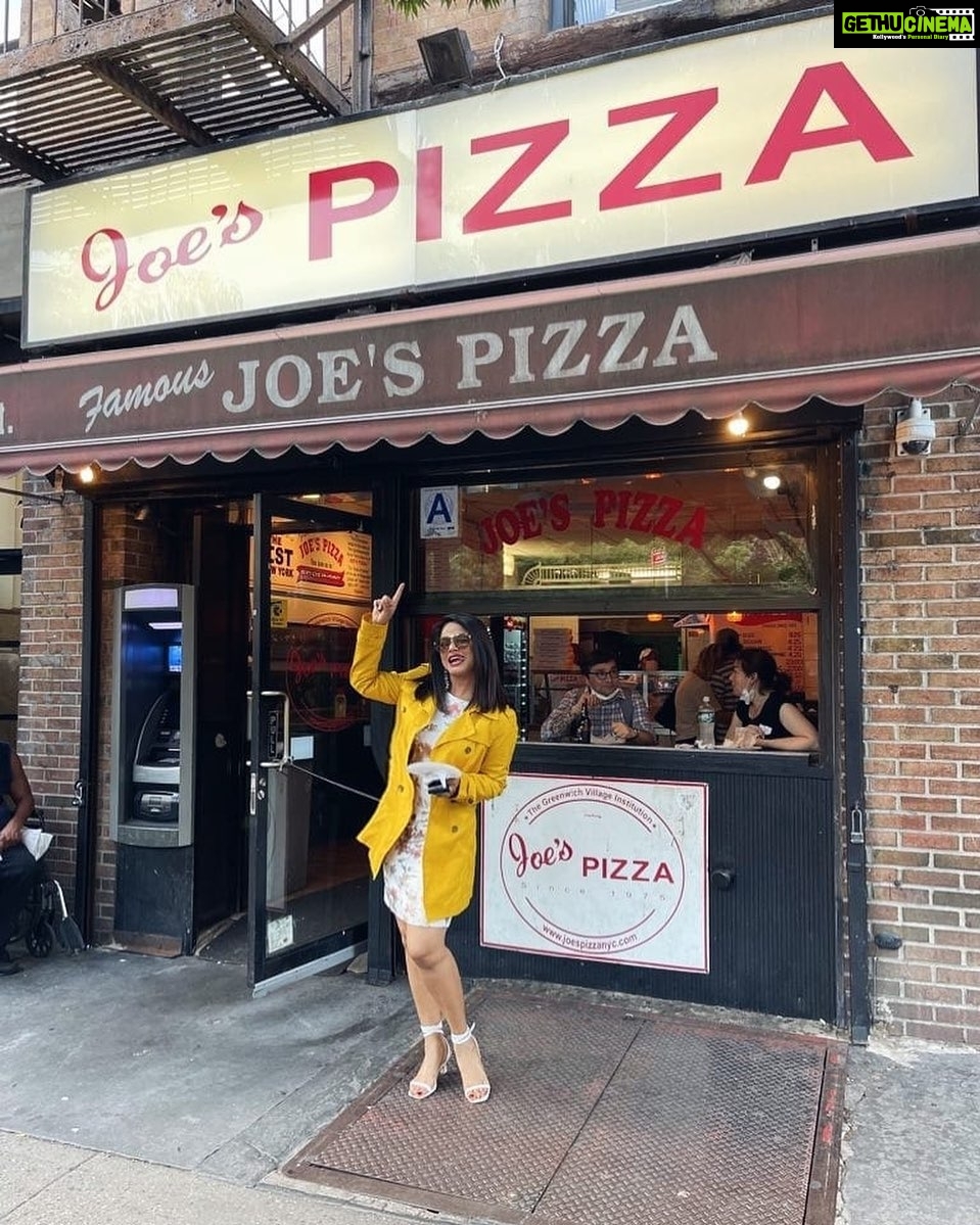 Neetu Chandra Instagram - In my brightest #OTD for a date with some yummiliscious #Pizza #PizzaLover #JoesPizza 🍕