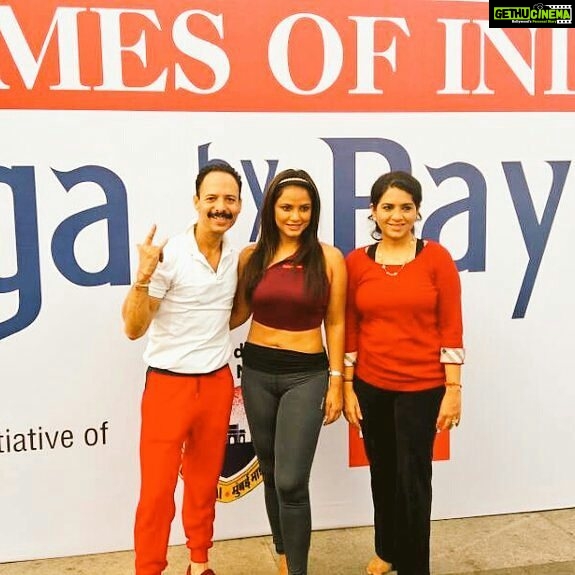 Neetu Chandra Instagram - #Yogabythebay wd #kids Thanks #ShainaNC for such a thoughtful initiative ! Was a pleasure, to be a part @mickey_mehta the fitness guru 🙇♀️😊