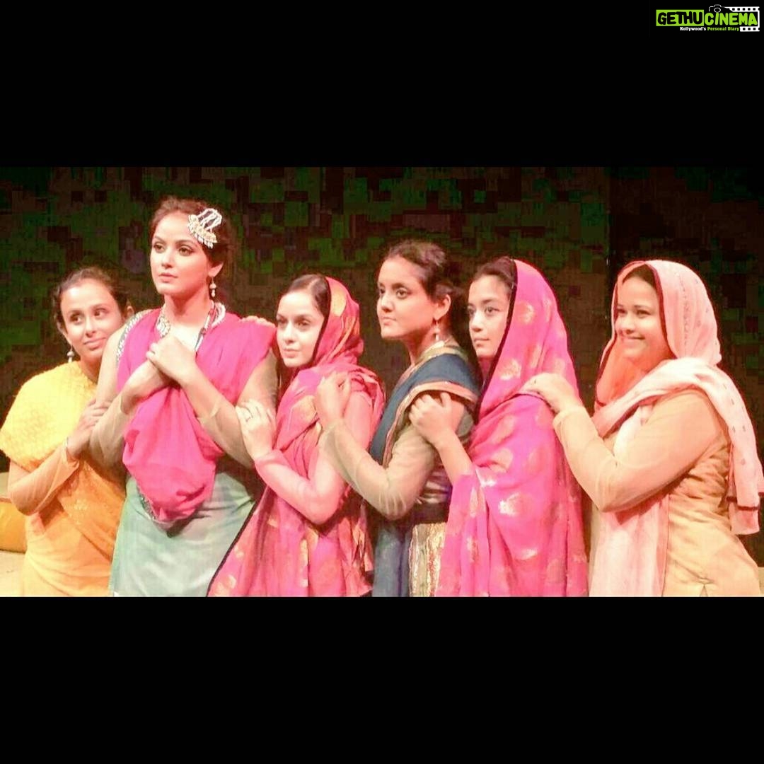 Neetu Chandra Instagram - #WorldTheatreDay On stage, I live the maximum.. It gives me happiness as an actor and confidence as a fighter !! 😊🙏 #Umrao Soon again !!