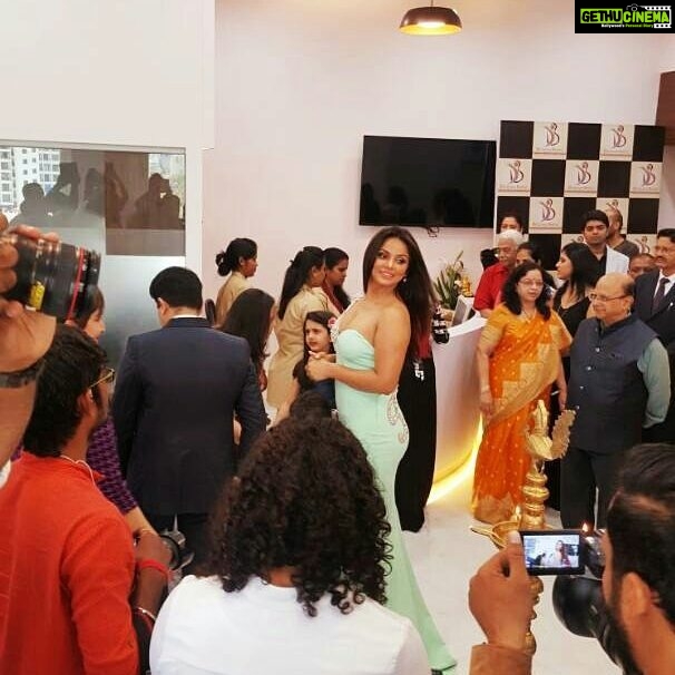 Neetu Chandra Instagram - Good Luck #Dr.paragTelang for your new clinic. Was an awesome experience n completely my pleasure to inaugurate it. #Sunday #Mumbai !! 😊😘