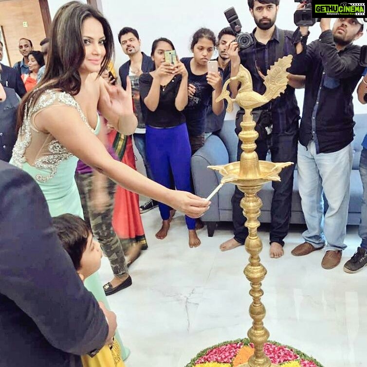 Neetu Chandra Instagram - Good Luck #Dr.paragTelang for your new clinic. Was an awesome experience n completely my pleasure to inaugurate it. #Sunday #Mumbai !! 😊😘