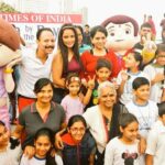 Neetu Chandra Instagram – #Yogabythebay wd #kids Thanks #ShainaNC for such a thoughtful initiative ! Was a pleasure, to be a part @mickey_mehta the fitness guru 🙇‍♀️😊