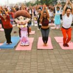 Neetu Chandra Instagram - #Yogabythebay wd #kids Thanks #ShainaNC for such a thoughtful initiative ! Was a pleasure, to be a part @mickey_mehta the fitness guru 🙇‍♀️😊