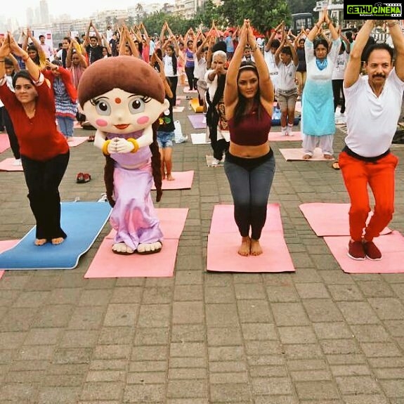 Neetu Chandra Instagram - #Yogabythebay wd #kids Thanks #ShainaNC for such a thoughtful initiative ! Was a pleasure, to be a part @mickey_mehta the fitness guru 🙇♀️😊
