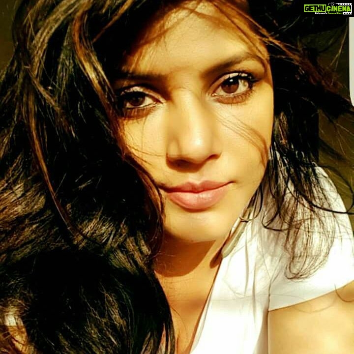 Neetu Chandra Instagram - Lazyinggggg around 😊😊😘😘 #Sunday Hope all of you are enjoying n resting well !!!!