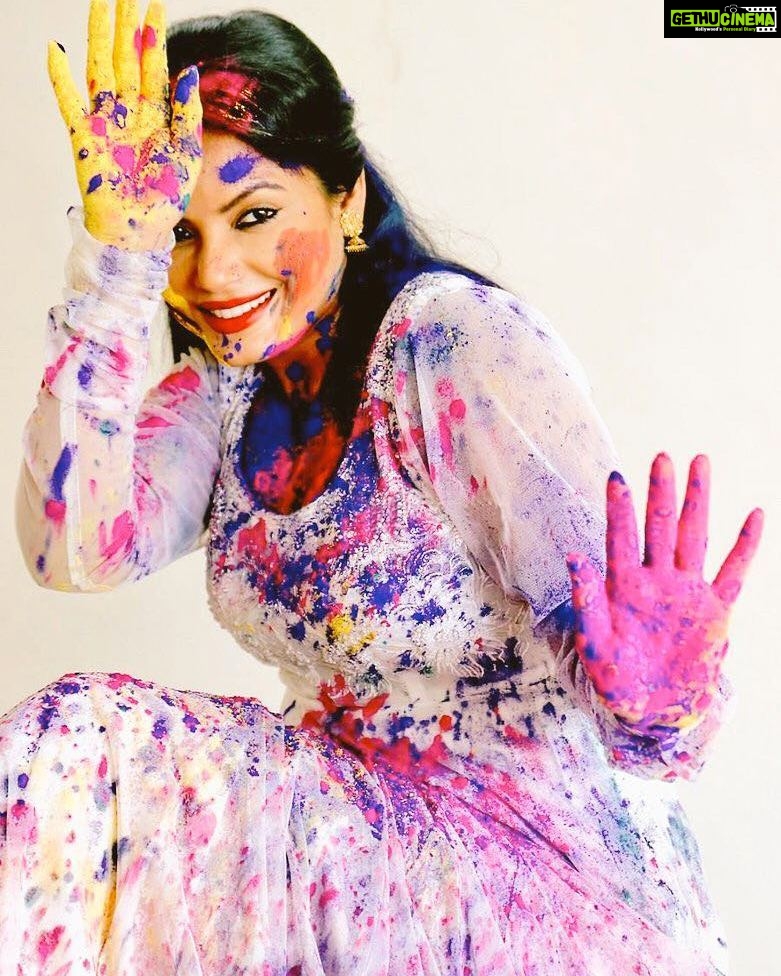 Neetu Chandra Instagram - Rang barse day! Happy Holi guys 🖐🏼