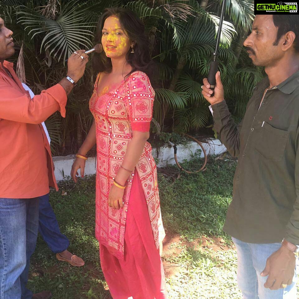 Neetu Chandra Instagram - Take after take #Colours every where! #Holi #MusicVideo #BehindtheCamera Stay tuned to #NeoBihar on 4th March at 6pm.