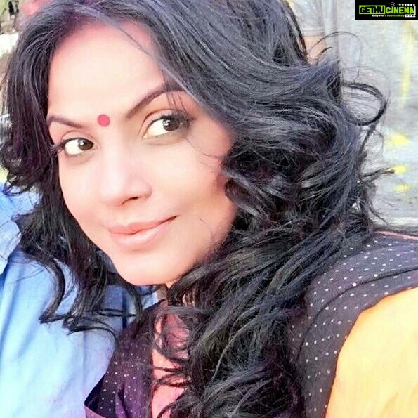 Neetu Chandra Instagram - And it a wrap !! #Holi #MusicVideo #classical #song ! Out soon 😊😘 #Champarantalkies Director @nitinchandrabihar !! Love you 😊😘