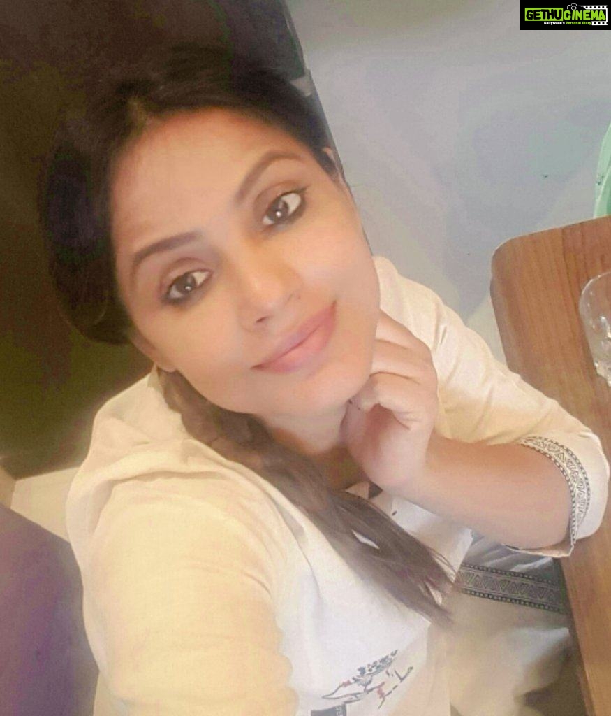 Neetu Chandra Instagram - I could look like this too !! Breakfast at home 😊😘 Chill out day today !