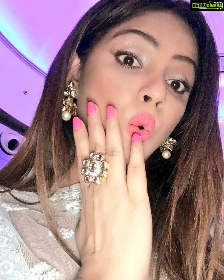 Neetu Chandra Instagram - My reaction on all your reactions guy !! Thanks for all the support n love you all showering on me. Love you 😊😘