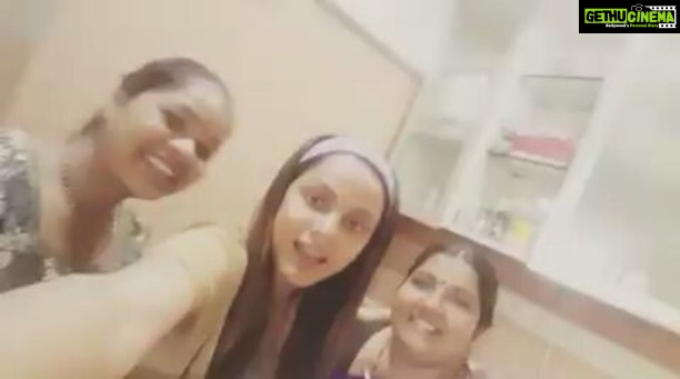 Neetu Chandra Instagram - Thanking the most important people in my life, who are on my case 24/7 !! Thank you to my 2 #cooks in the house 😊😙🙏 #mumbai #fitness #food 😚