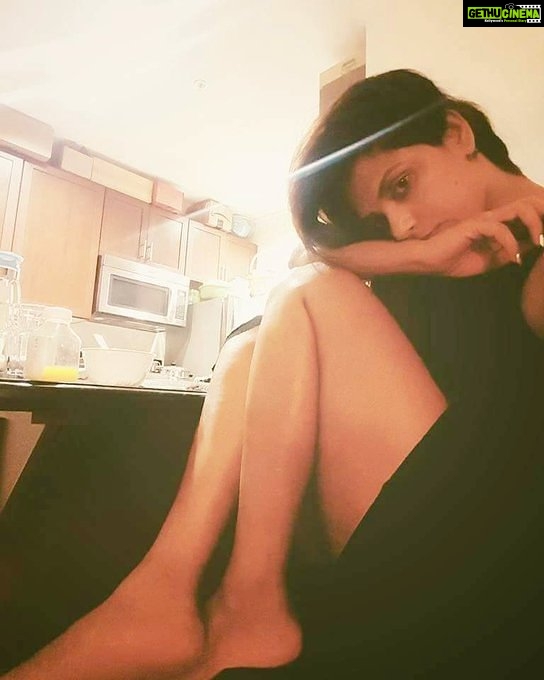 Neetu Chandra Instagram - Thinking mode !! proactively calm 😊😙😙😙 #Mumbai Comfortable n toned in my skin !! #legs #trainning #toning #skin #soft 😙😙😙