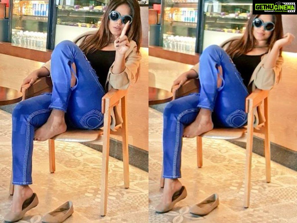 Neetu Chandra Instagram - One min. Hold on!! Life is too much on us ! Take a breather n smile. Let's work hard this whole