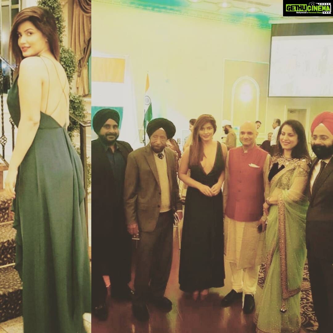 Neetu Chandra Instagram - Great time at the dinner , with the Cousalate general of Canada Mr. #DineshBhatia , #AnuSrivastava #Nandanlawyers #Bobbybajaj and each n everyone present in #Toronto . Lots of love to all of you, so touched n overwhelmed by your lovely gestures☺☺🙏🙏