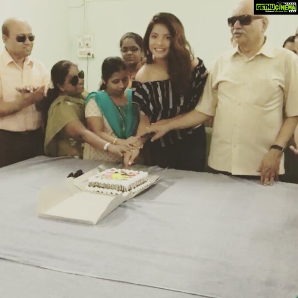Neetu Chandra Instagram - Birthday Morning went so well with these lovely people around me :) #StrongPeople #PositiveVibes #Birthday