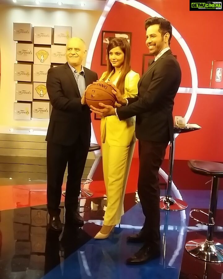 Neetu Chandra Instagram - With Carlos and Manish on #NBAIndia #LoveNBA #Aroundthehoop !! So much fun :))