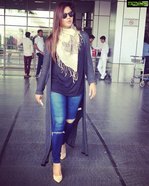 Neetu Chandra Instagram - #ahmedabad #work #shooting #tornjeans #weather #hot