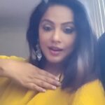 Neetu Chandra Instagram – Already in my weekend mood!💃🏼 

#saturdayvibe #trendingreels
#oldbollywoodsongs #instagramreels #ekbaarchehrahatadesharabi