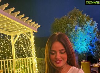 Neetu Chandra Instagram - Candid or Plandid? 😋🙆‍♀️ #smile #mood #candid