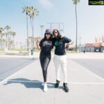 Neetu Chandra Instagram – Playing basketball is even more fun when you have friends to join you! 🥰❤️ 
@stayhumblehustlehard.co 

#VeniceBeach #Sunnyday #BasketballCourt