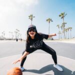 Neetu Chandra Instagram – What are your plans for the weekend? I know mine 🏀😌 with @stayhumblehustlehard.co 💛💛💛
#favouritegame #sports #basketballlove #weekendvibes #venicebeach Venice Beach