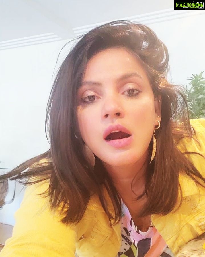 Neetu Chandra Instagram - Fun dancing on my favorite @govinda_herono1 sir songs #Bollywood Perfert way to laugh smile and express yourself in this #covid #crisis Be at home please 🙏❤ Take care