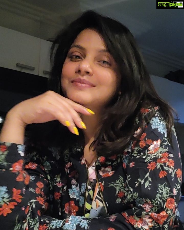 Neetu Chandra Instagram - Did you see my #yellownails Just want colors in life, no matter how🥰 #yellow is my favorite color, did you know that ? It s a random #music #dance and #expression day. Feel #happy ❤.#behappy ❤😇🤗🤗🤗 How is the voice ? I find it cute 😍