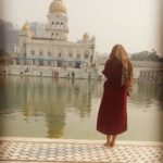 Neetu Chandra Instagram - Went to #Banglasahib #Delhi to Thank him for everything in my life, especially to grant the UK visa. Got it 🙏😊 Thanks to all of you for the wishes n blessings. Great service and professionalism by @UKinMumbai and @VFSGlobal #vfsdelhi @Manpree76178497 for bestest experience 🙏😊