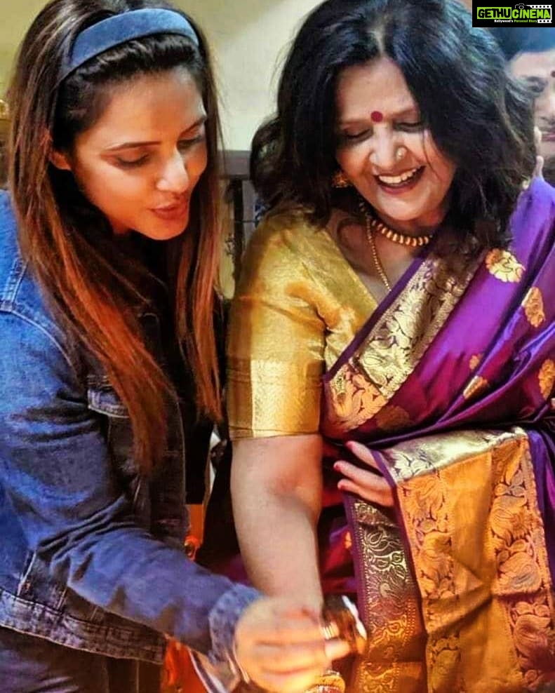 Neetu Chandra Instagram - जिसकी मैं छवी हू वो आज इस दुनिया में आयीं। क्या कहूँ, वो मेरी जननी, मेरी माँ! Happy Birthday Mummy ❤ मेरी सुन्दर मम्मी ❤🥰🙏 #momsbirthday ❤