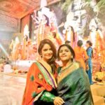 Neetu Chandra Instagram - मेरी #गुरु मेरी #माँ और माता रानी हमारे पीछे। मेरे सारे गुरुओं को चरणस्पर्ष 🙏❤ #GuruPurnima2020 #GuruPoornima wishes 🙏🤗