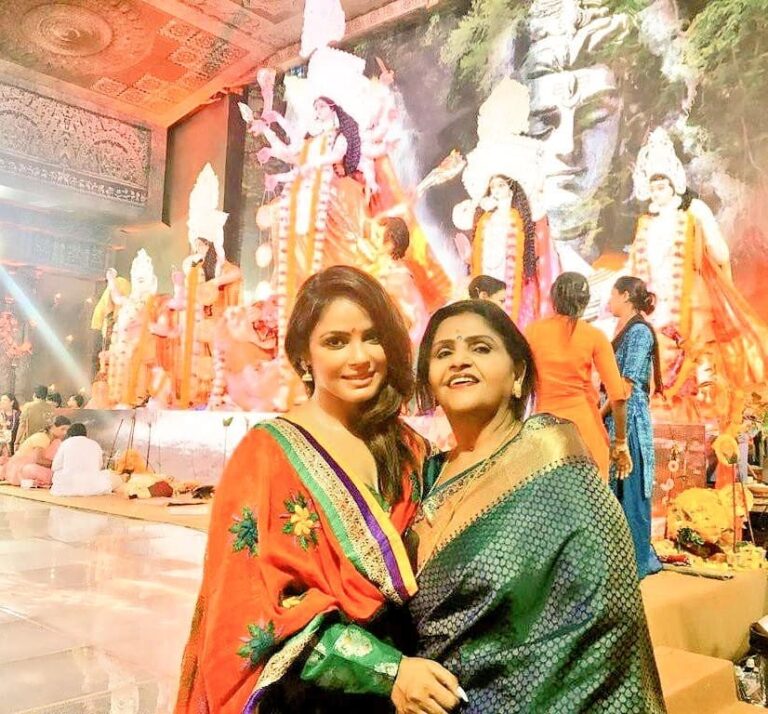 Neetu Chandra Instagram - मेरी #गुरु मेरी #माँ और माता रानी हमारे पीछे। मेरे सारे गुरुओं को चरणस्पर्ष 🙏❤ #GuruPurnima2020 #GuruPoornima wishes 🙏🤗