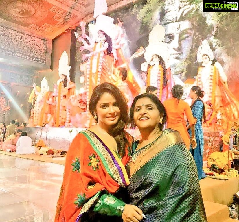 Neetu Chandra Instagram - मेरी #गुरु मेरी #माँ और माता रानी हमारे पीछे। मेरे सारे गुरुओं को चरणस्पर्ष 🙏❤ #GuruPurnima2020 #GuruPoornima wishes 🙏🤗