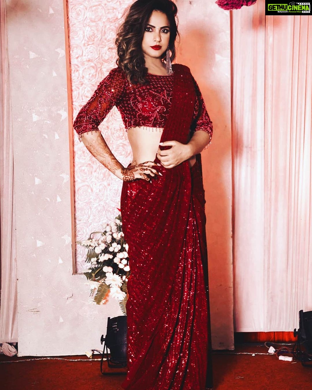 Neetu Chandra Instagram - Another look by Benzerworld for my cousin s marriage reception ❤#Bhaktisavlagada u are an awesome designer🥰❤LUV photo credit @photowale.studio