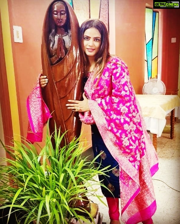 Neetu Chandra Instagram - Love to all #goodmorningworld ❤ #wishes and #blessings 🙏😊