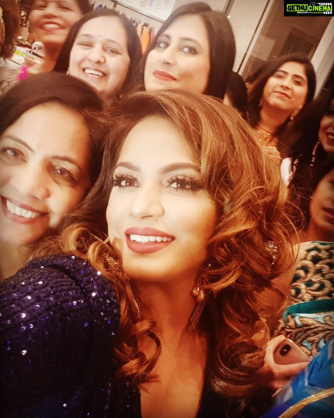 Neetu Chandra Instagram - Had so much fun with #indianamericanassociation in #chicago we all danced, sang and laughed together. Thank you for such a warm welcome, fell in love with you all ๐๐ค๐ See you soon #chicago ๐ค๐๐โค #happyrepublicday๐ฎ๐ณ Jai Hind