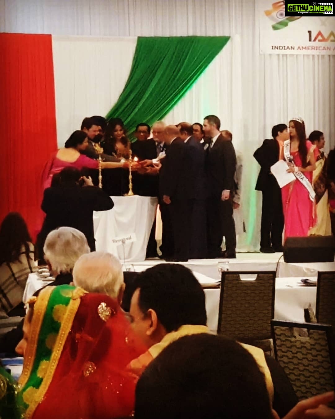 Neetu Chandra Instagram - Had so much fun with #indianamericanassociation in #chicago we all danced, sang and laughed together. Thank you for such a warm welcome, fell in love with you all ๐๐ค๐ See you soon #chicago ๐ค๐๐โค #happyrepublicday๐ฎ๐ณ Jai Hind