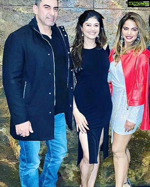 Neetu Chandra Instagram - Wishing my Dear friend @poojabatra and @nawwabshah A very Happy Married life ❤ You both look so beautiful together🤗🥰 God Bless🤗 Last evening was so much fun and was so overwhelmed n humbled meeting the actress Rajshree, immediately reminded me of her song with Shammi Sahib " Laal chadi maindan Khadi" she is so lively and her jokes were out of the world. Love you Rajshree mam, Thanks for so much care and love! Had a great evening with my close friends Anil Mohin Rohit Marble Puneet Chandak John Scholz Pinky Kalpana Campbell #Madhookapoor #Sonitachandak Smiles all over ❤🥰