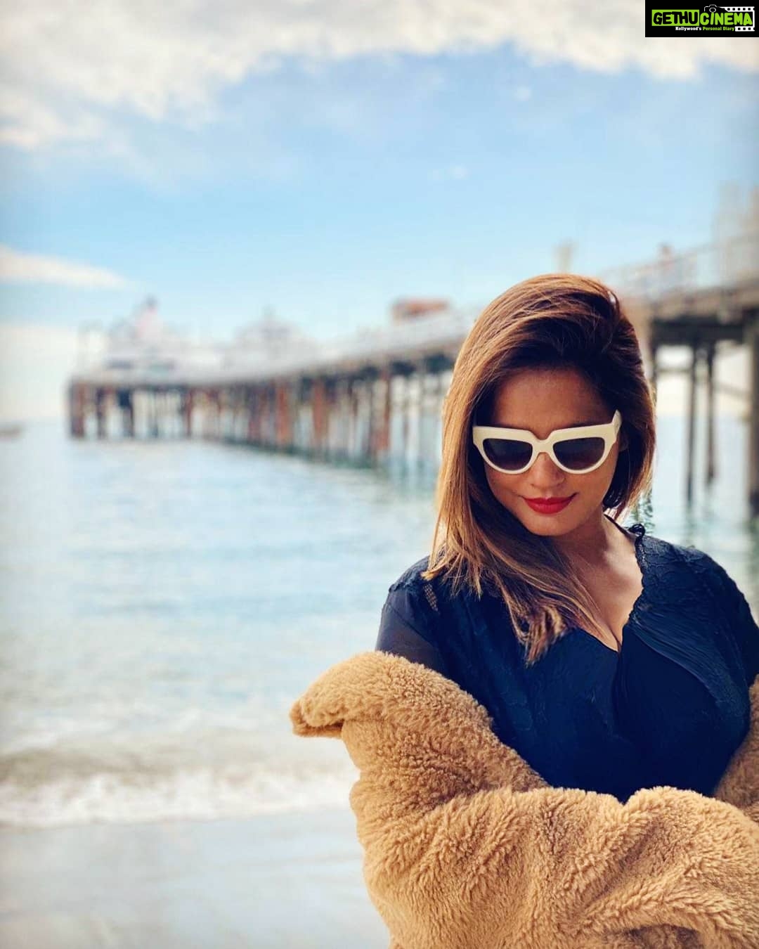 Neetu Chandra Instagram - It's never about how you start, it always about how you finish! Aant bhala tou sab bhala! #humble #gratitude and my head down in love and respect for the ones who matter, the ones who stood by me, especially in 2019, it was the toughest year of my life but at the end here I am ,SMILING n LAUGHING 🙏❤ Thank You