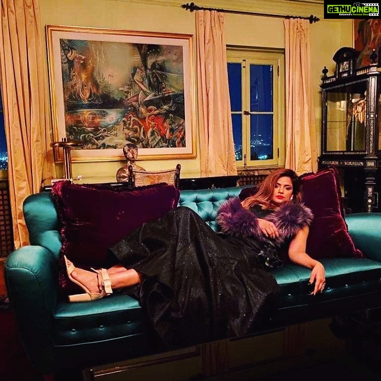 Neetu Chandra Instagram - Back to the tour of the #palace ❤ #comfort and #class 🥰