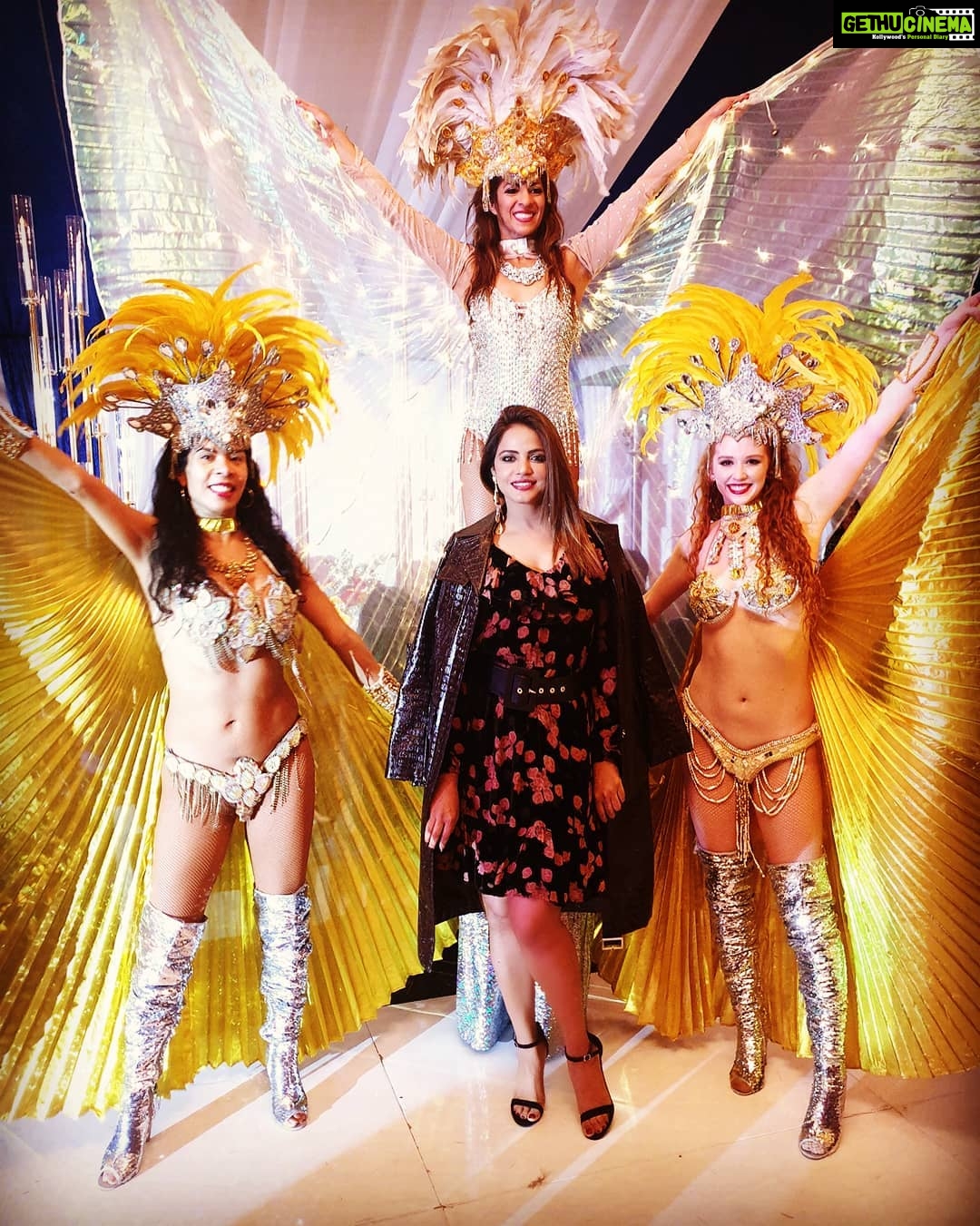 Neetu Chandra Instagram - And the Angels covered me last evening! So much fun @amohin #christmastime ❤