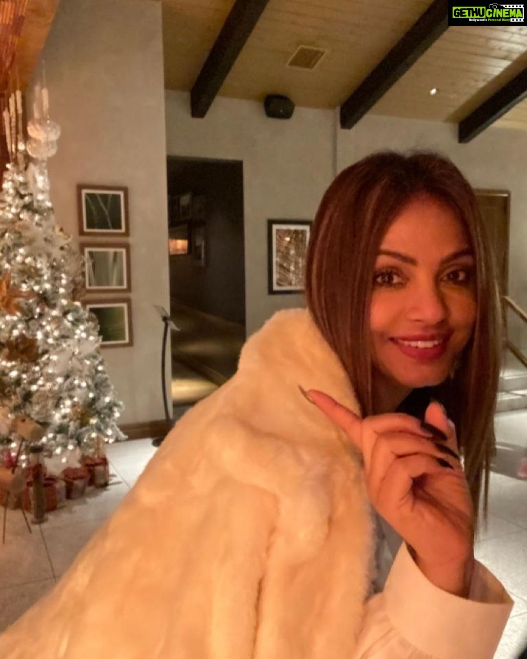 Neetu Chandra Instagram - Happy holidays everyone! The most jolly time of the year has finally arrived💃🏼 Merry Christmas guys🌲