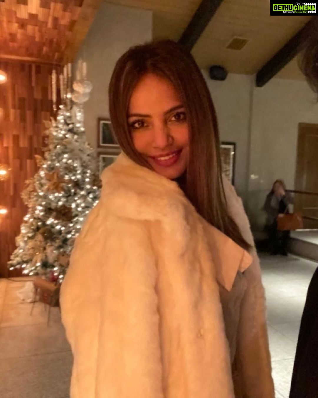 Neetu Chandra Instagram - Happy holidays everyone! The most jolly time of the year has finally arrived💃🏼 Merry Christmas guys🌲