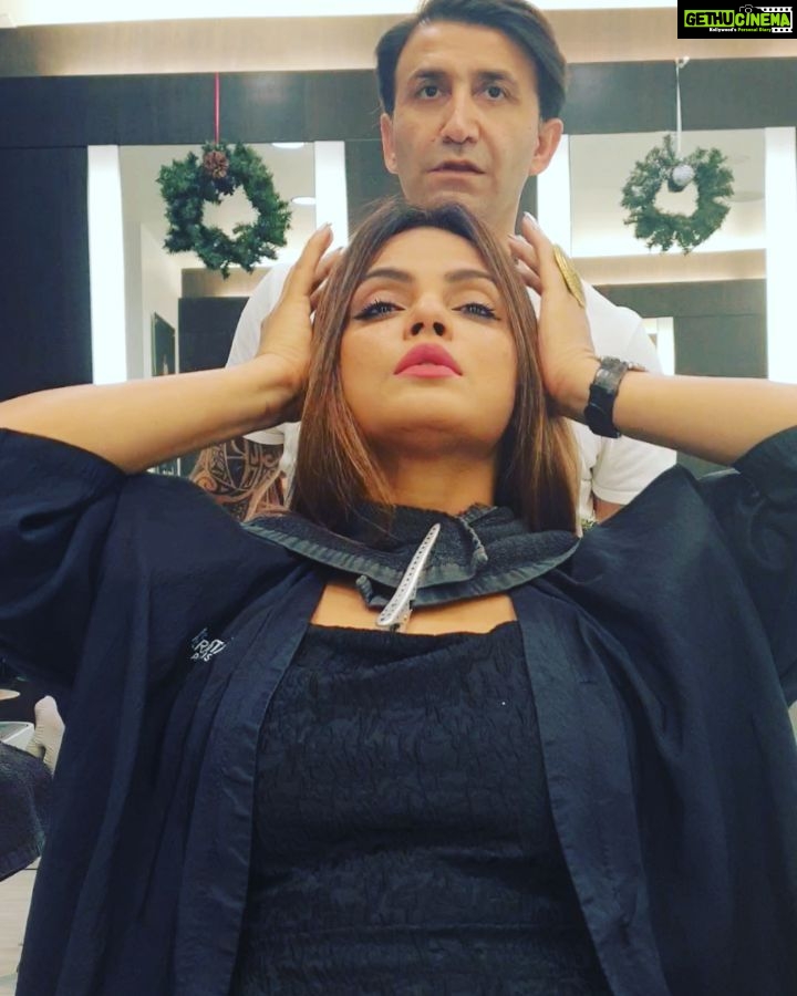 Neetu Chandra Instagram - With my favorite #hairdresser @eliamonvel at @salontrue phase 1 of the hair plan.. phase 2 soon.. ❤ Thank you @events_by_contessa 🥰