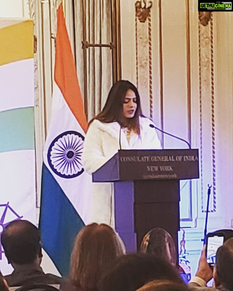 Neetu Chandra Instagram - Court ka chahe kuch bhi Faisla aaye, #ayodhya bas ye maat bhulna ki, wo SHEHAR bhi apna hai, LOG bhi apne hai, DESH bhi apna hai, UNITY IN DIVERSITY IS OUR IDENTITY โค๏ธ๐ If we read both Geeta and Quran we will never fight โค๐ Dil ki baat๐ #peace #unity #happiness #indians ๐๐ค We are one๐ #jaihind๐ฎ๐ณ
