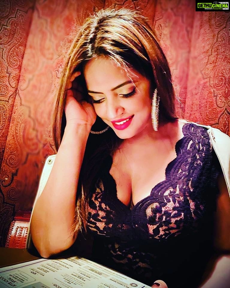 Neetu Chandra Instagram - "What's on the Menu to make me smile like this" 😘 Hmmmm. #foodie Me ❤ The Federal NoHo